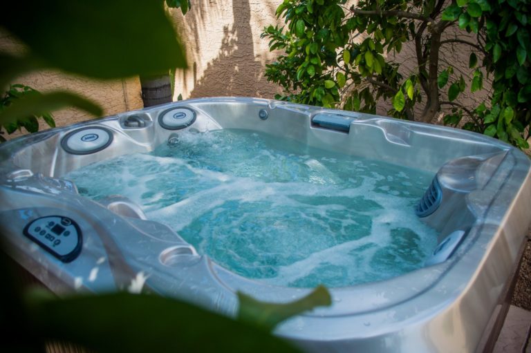 Outdoor-Jacuzzi-Hot-Tub